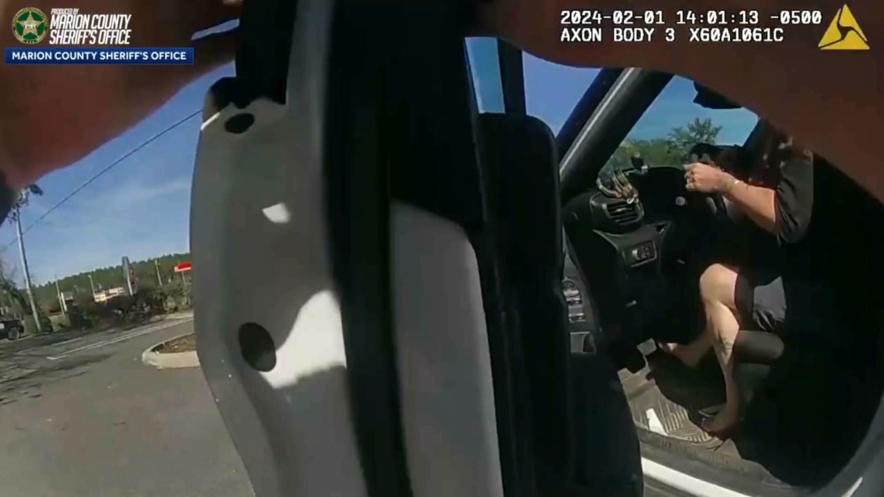 غافلته ودخلت بسرعة خاطفة.. فيديو يُظهر لحظة سرقة امرأة سيارة دورية الشرطة