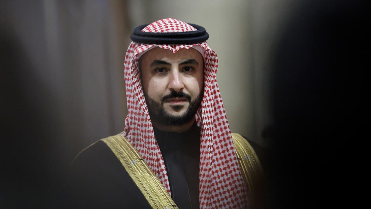 وزير دفاع السعودية يلتقي رئيس الأركان الباكستاني.. والكشف عما ناقشاه