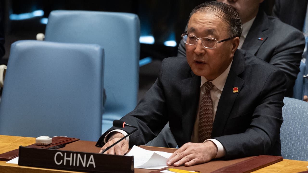 سفير الصين لدى الأمم المتحدة يدين الضربات الأمريكية في سوريا والعراق 