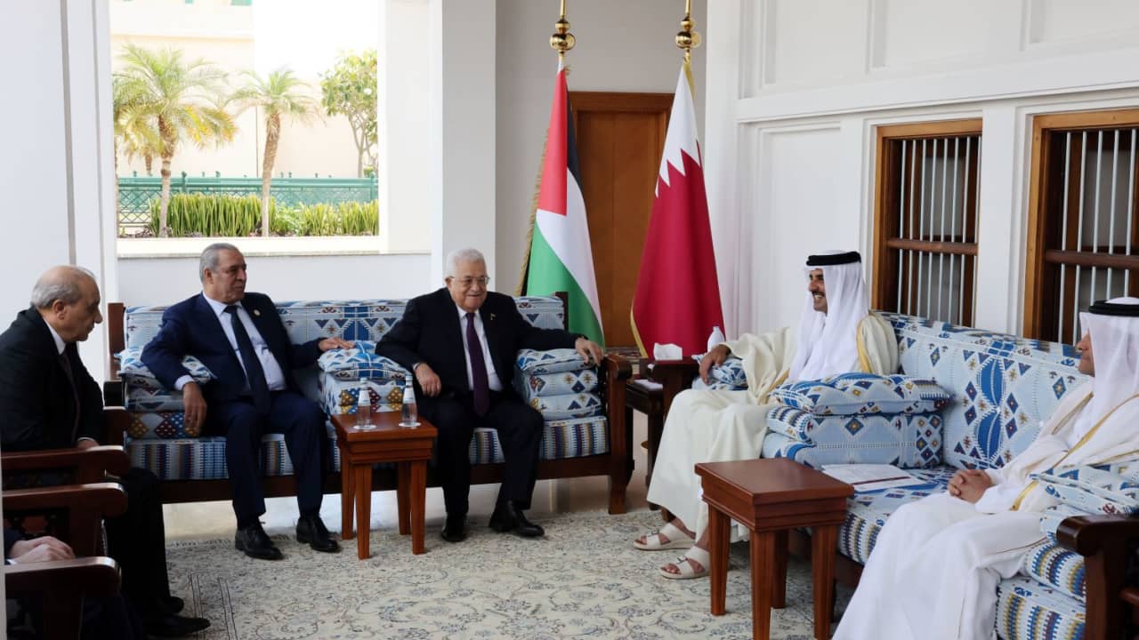 رئيس السلطة الفلسطينية يبحث تطورات حرب غزة مع أمير قطر في الدوحة