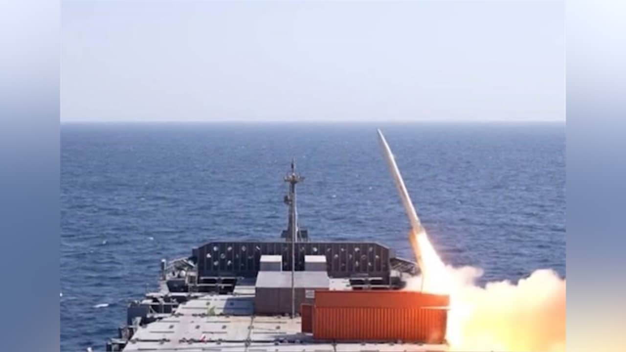 إيران تزعم إطلاق صواريخ باليستية بعيدة المدى من سفينة حربية