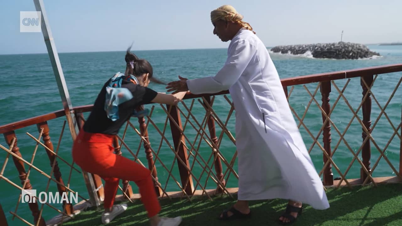 بسبب الأمواج العاتية.. شاهد ما حدث لمذيعة CNN على متن قارب الداو التقليدي في سلطنة عُمان