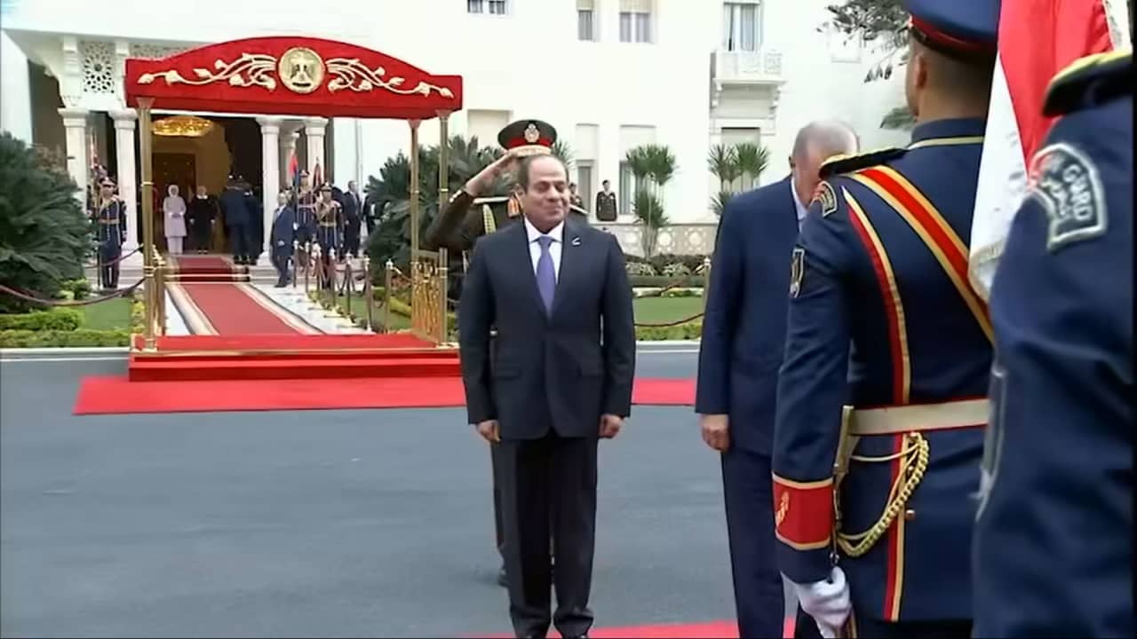 فيديو أسلوب تحية أردوغان للعلم المصري بجوار السيسي خلال مراسم الاستقبال يثير تفاعلا 