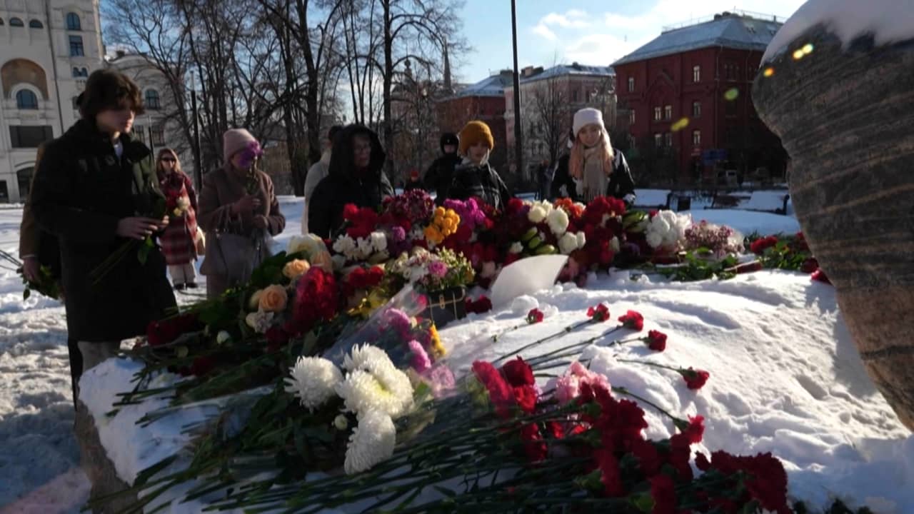 "لقد مات بطلي": مواطنون روس يشعرون بالحزن ويتحدثون علناً عن موت نافالني