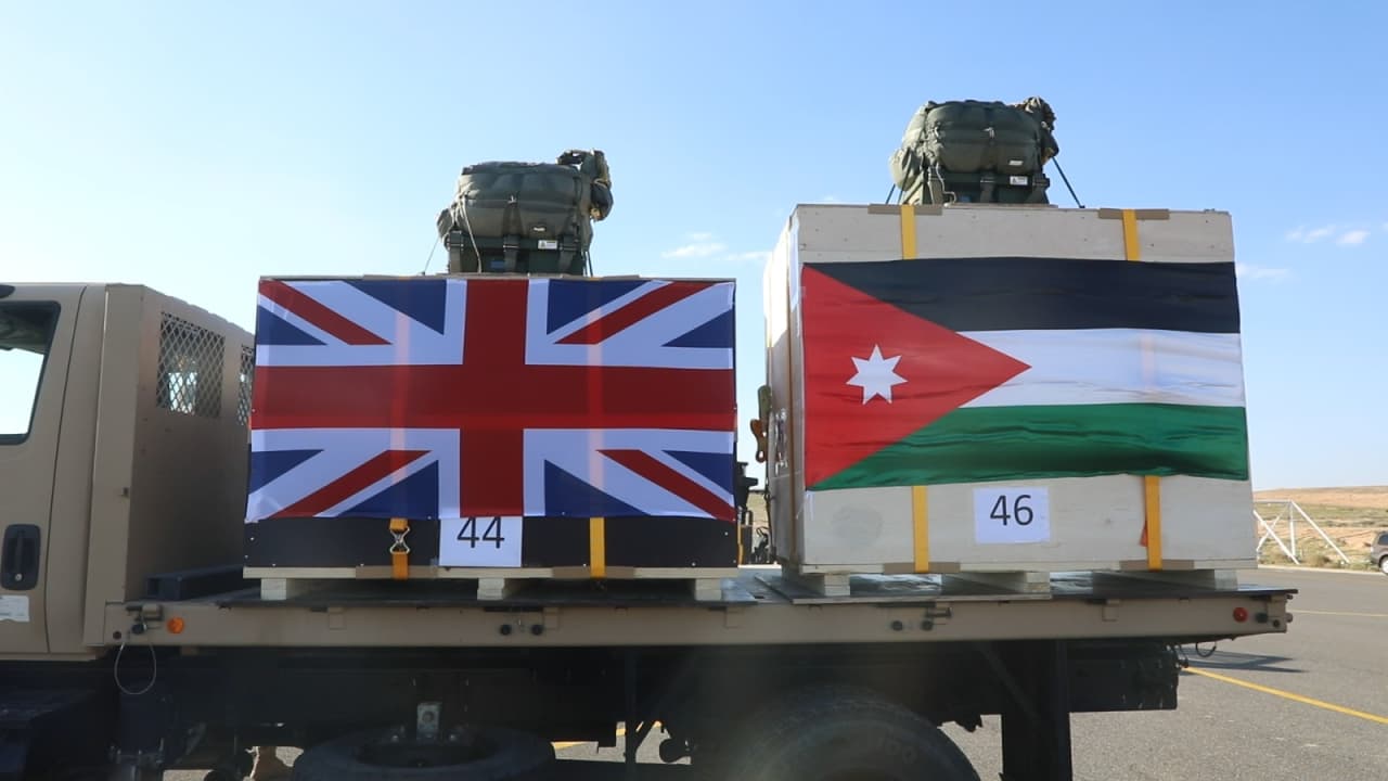 الأردن وبريطانيا ينفذان إنزالا جويا لمساعدات على غزة