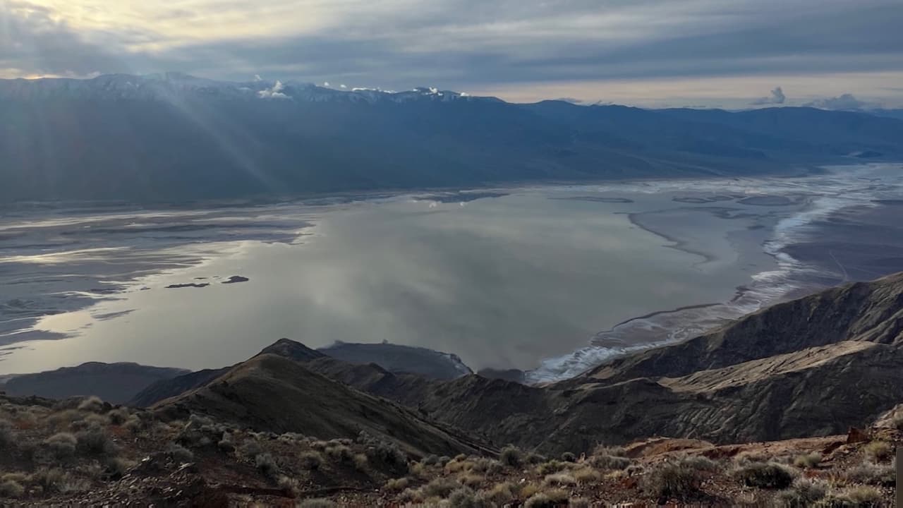 لأول مرة منذ 19 عامًا.. بحيرة "وادي الموت" الأكثر جفافًا في أمريكا تمتلئ بالمياه