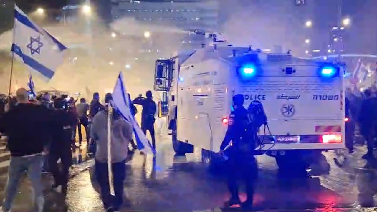 احتجاجات في إسرائيل تطالب بالإطاحة بحكومة نتنياهو.. شاهد كيف واجهتها الشرطة