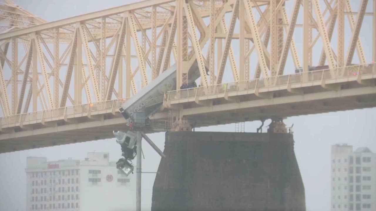 شاهد عملية إنقاذ لمشهد مروع لشاحنة تتدلى من فوق جسر