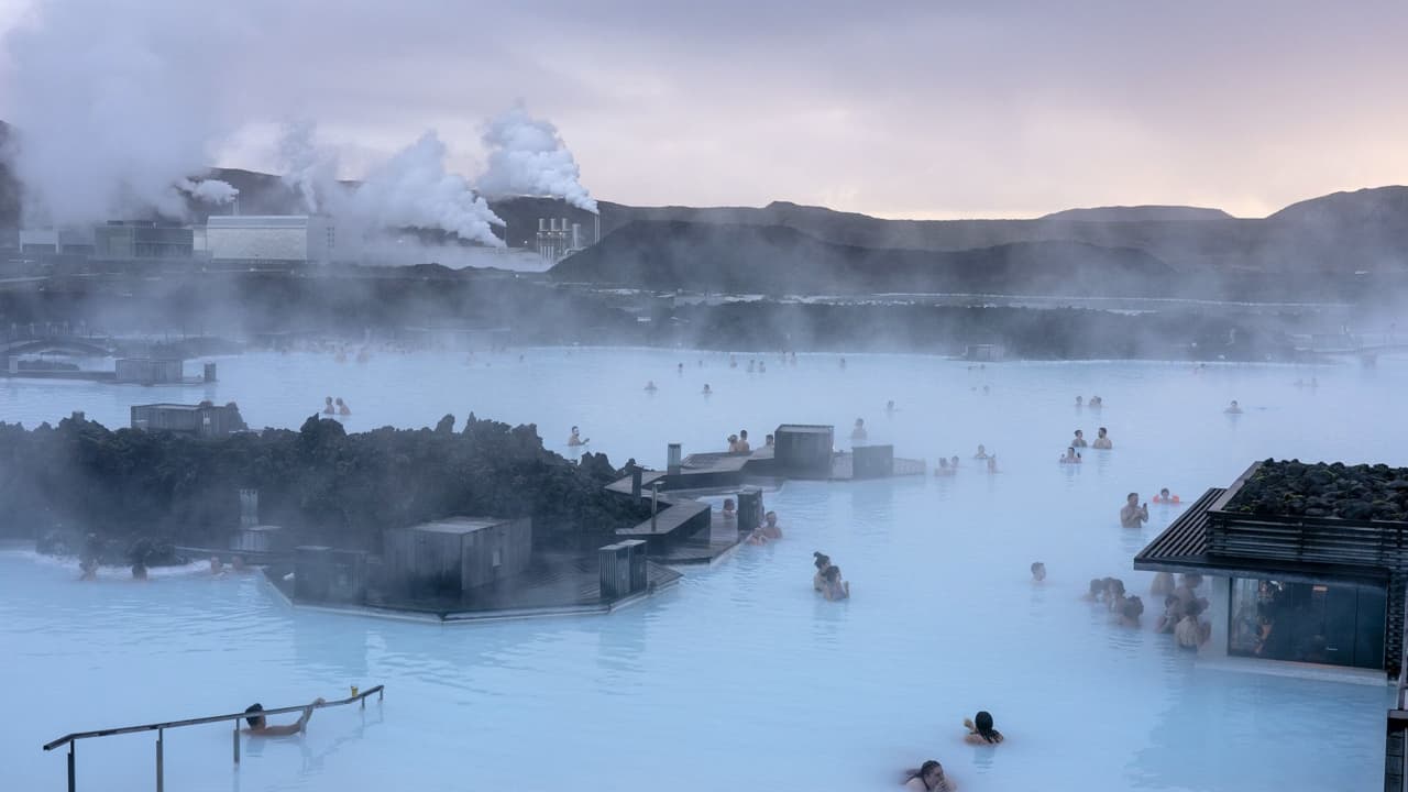 إخلاء البحيرة الزرقاء الشهيرة في أيسلندا قبل ثوران بركاني "وشيك"