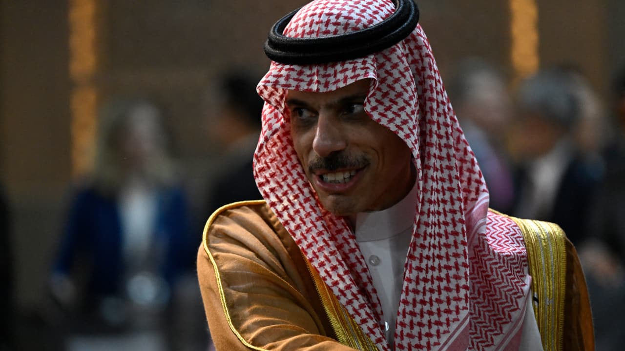 سيارة وزير خارجية السعودية تثير تفاعلا بفيديو وصوله لاجتماع رسمي