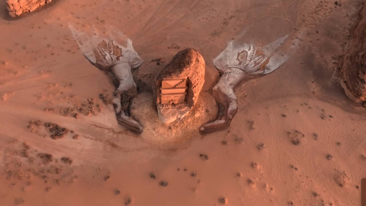 حقيقة أم سراب؟ يدان عملاقتان تحتضنان معلما شهيرا في الصحراء السعودية