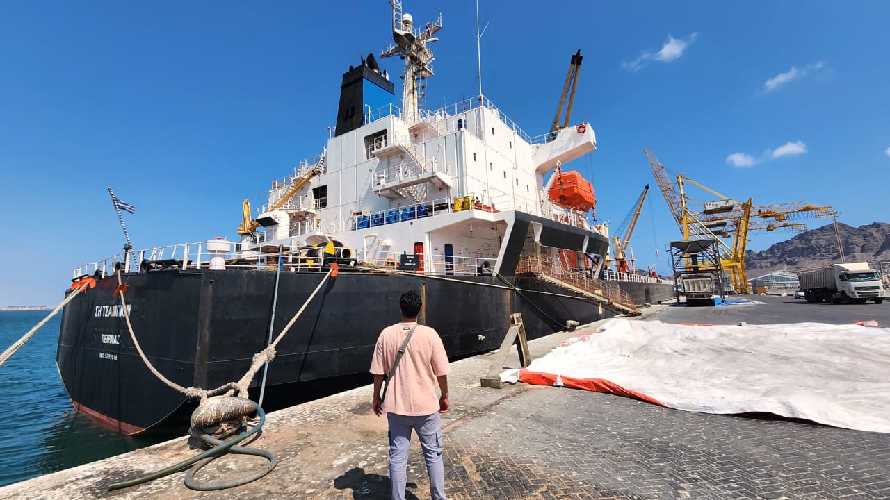 شركة بريطانية: تعرض سفينة تابعة لإسرائيل لهجوم جنوب شرق عدن باليمن 