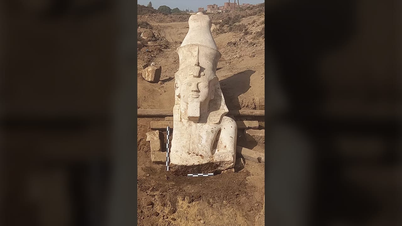 بعد 94 عاما..مصر تعلن اكتشاف الجزء العلوي لتمثال ضخم للملك رمسيس الثاني