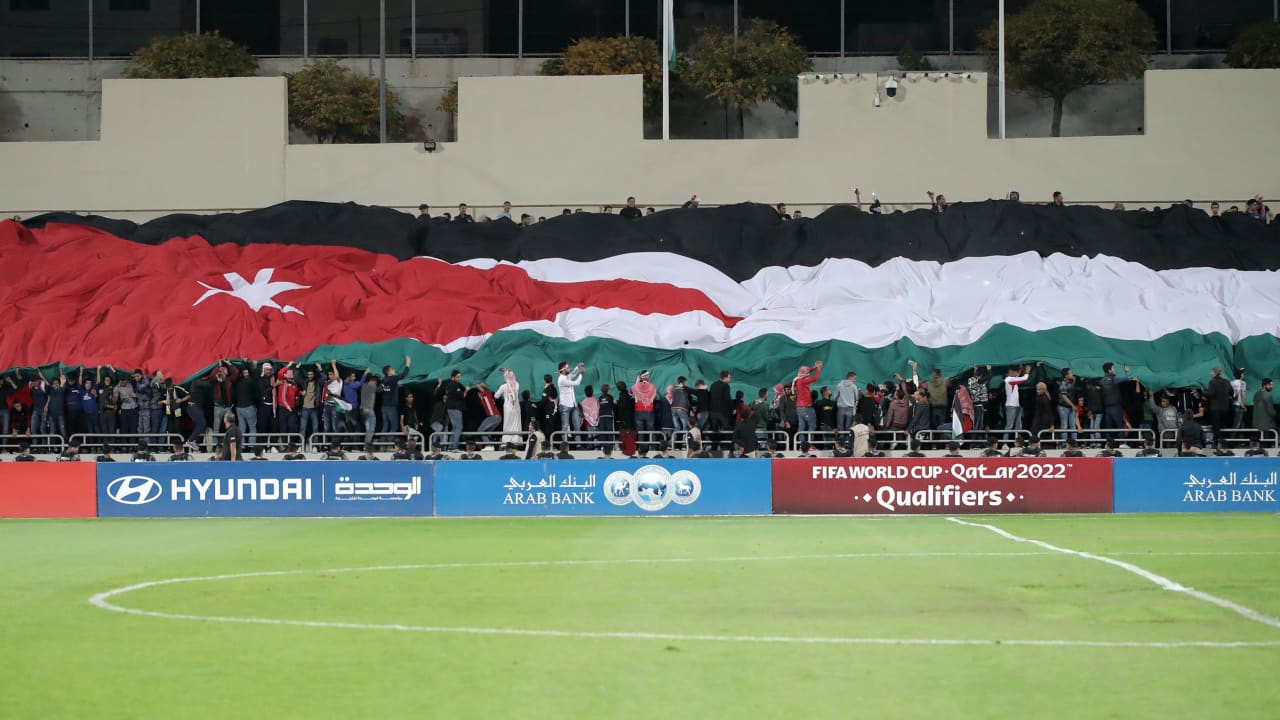 وفاة مشجع في مدرجات الملعب خلال مباراة بالدوري الأردني.. والأندية تعلّق