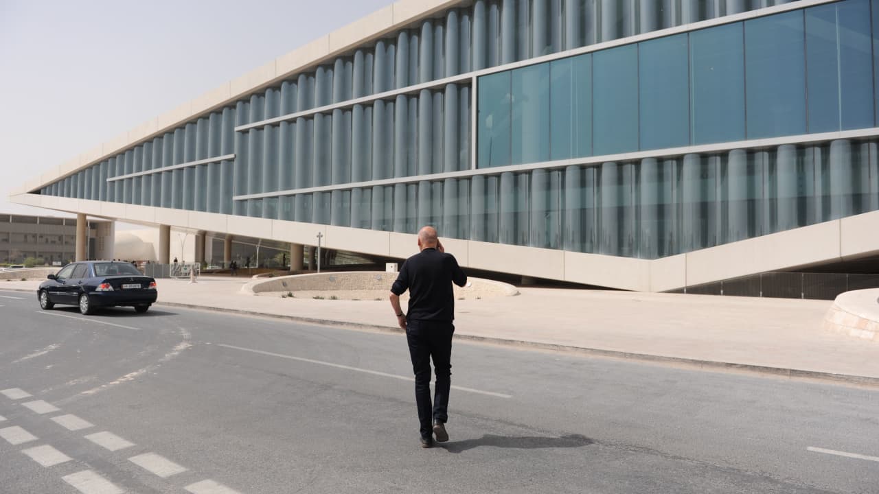 معماري في قطر يحاول "الهروب" في جميع تصاميمه.. ما السبب؟