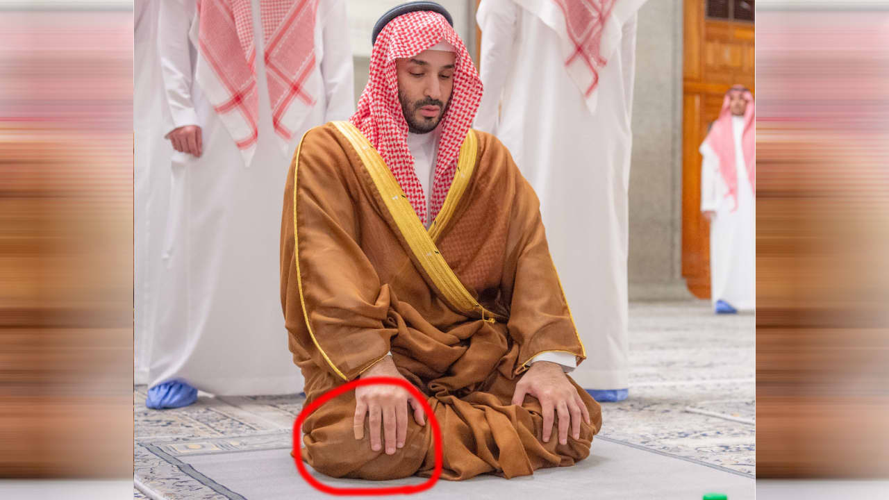 إصبع ولي عهد السعودية خلال الصلاة بالمدينة المنورة تثير تفاعلا