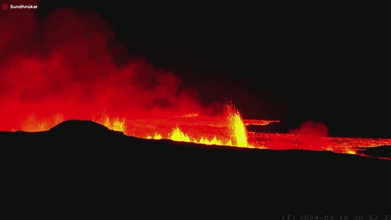 الحمم المتدفقة أضاءت سماء الليل.. فيديو يظهر ثوران بركان أيسلندا