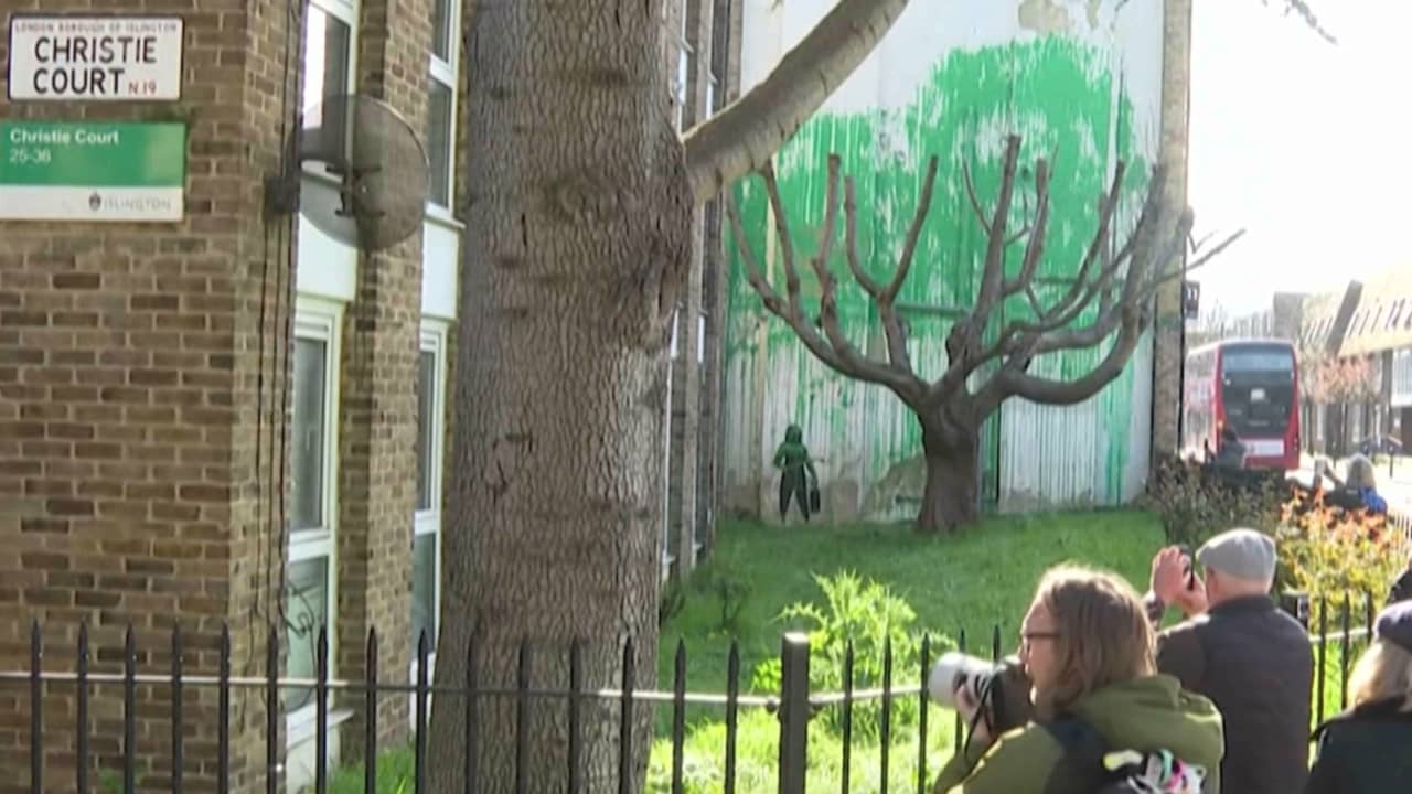 لوحة فنية غريبة.. جدارية بانكسي الجديدة تثير ضجة في أحد أحياء لندن