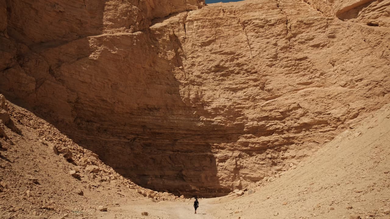 عمرها آلاف السنين..فرنسية تستكشف أعجوبة جيولوجية في السعودية