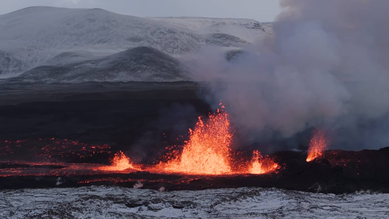 في آيسلندا.. ثوران بركاني ليس له مثيل يُحوّل السماء للون الأحمر