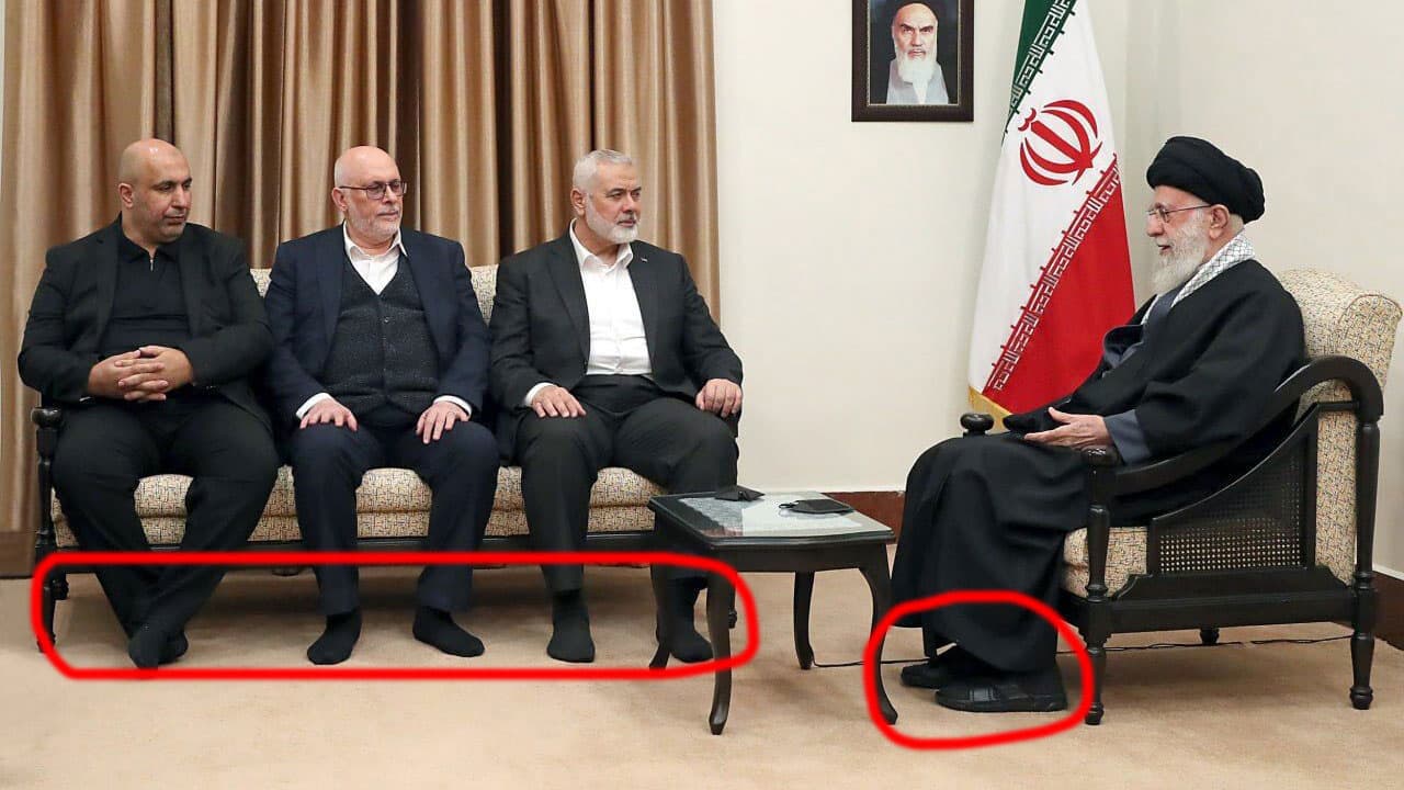 بلا أحذية وخامنئي بحذاء.. صورة إسماعيل هنية ووفد حماس تثير تفاعلا بإيران