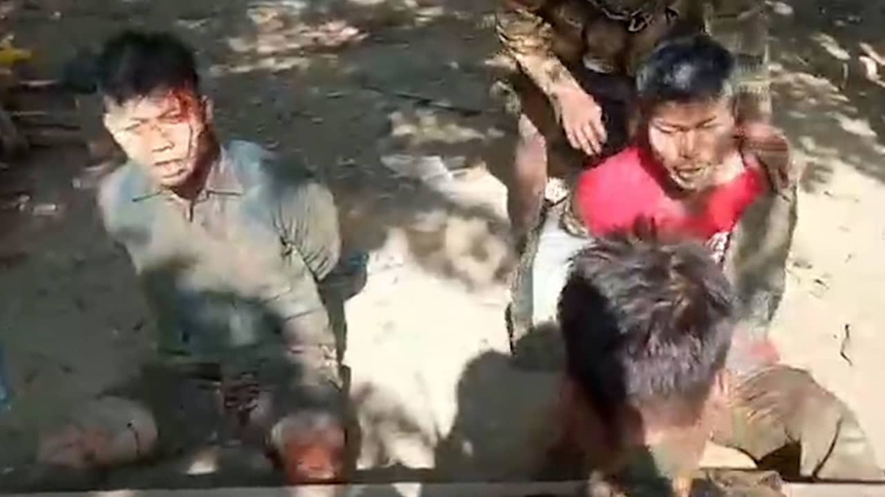 تعذيب وتنكيل وحرق حتى الموت.. فيديو صادم يظهر ميليشيا موالية للحكومة في ميانمار تعذب مقاتلين متمردين