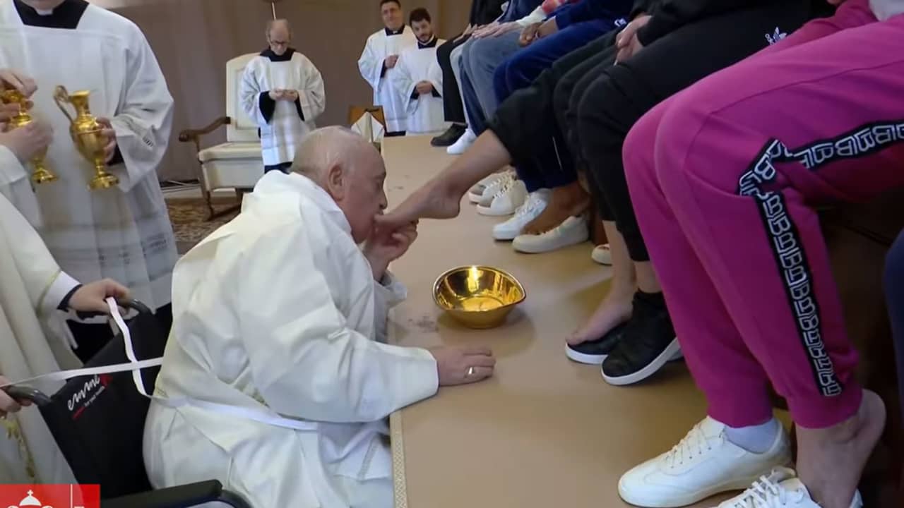 فيديو البابا فرانسيس يغسل أقدام سيدات فقط ويكسر تقاليد طقوس سنوية