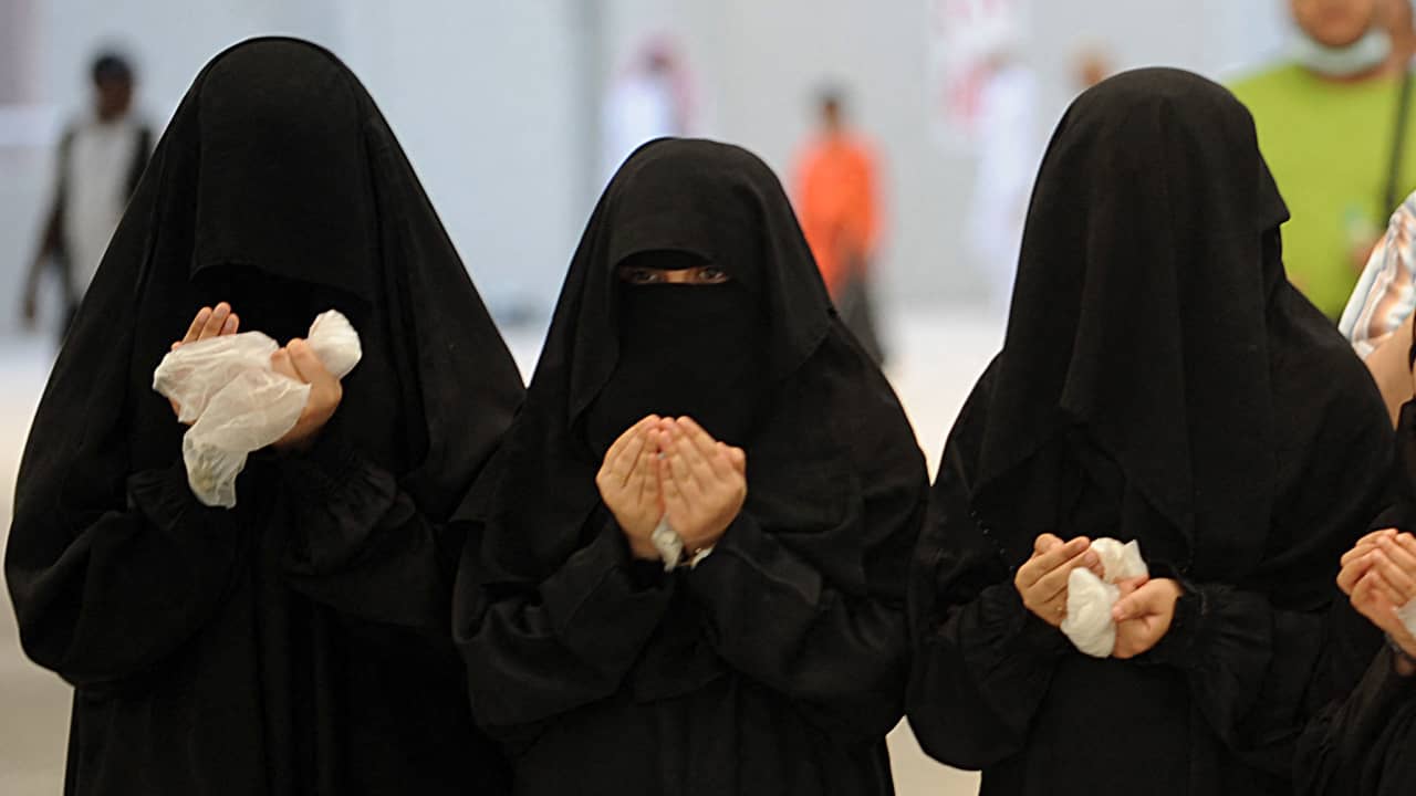 السعودية.. فيديو دموع امرأة مغربية في الحرم ردا على سؤال يثير تفاعلا