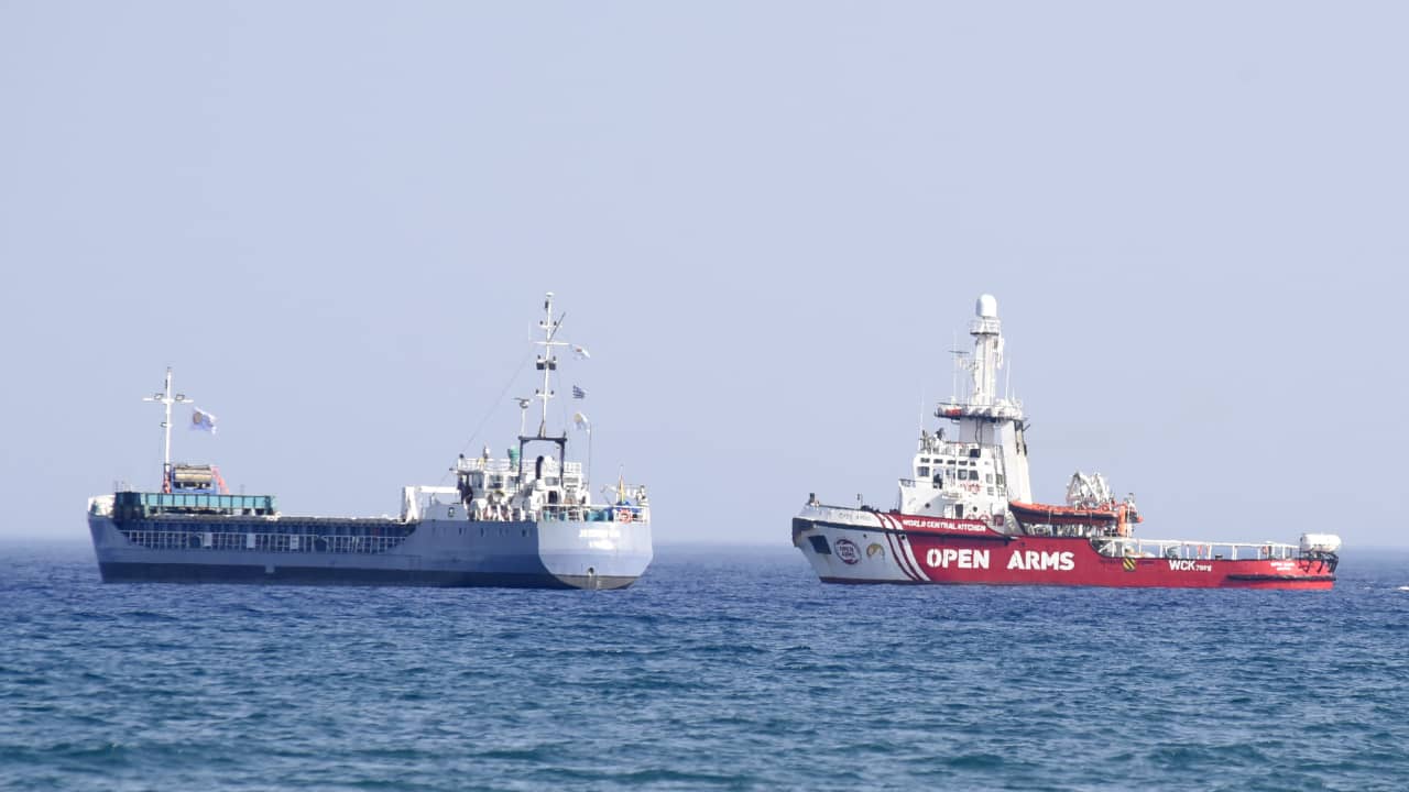 في رحلتها الثانية.. سفينة "أوبن آرمز" تنقل مساعدات تغادر قبرص في طريقها إلى غزة 