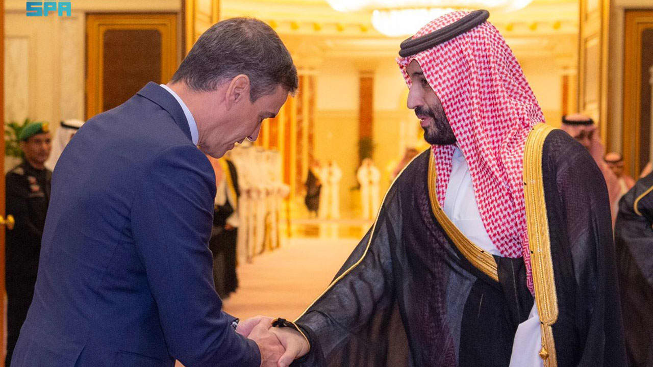 السعودية.. انحناء رئيس وزراء إسبانيا باستقبال محمد بن سلمان يثير تفاعلا