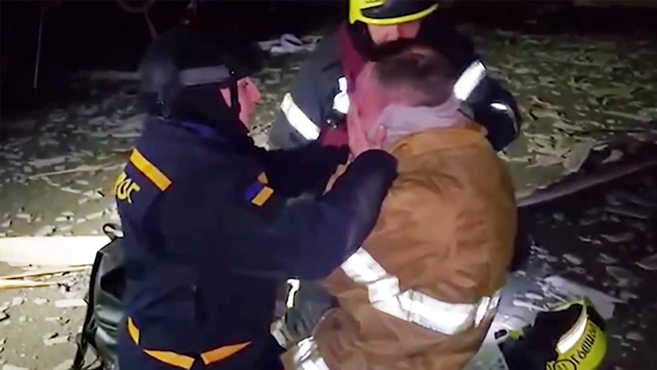 انهار أمام زملائه.. شاهد رد فعل رجل إطفاء أوكراني عندما علم بمصير والده بعد غارة روسية