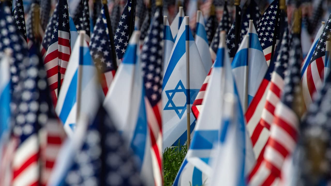 البيت الأبيض يدافع عن نقل القنابل إلى إسرائيل