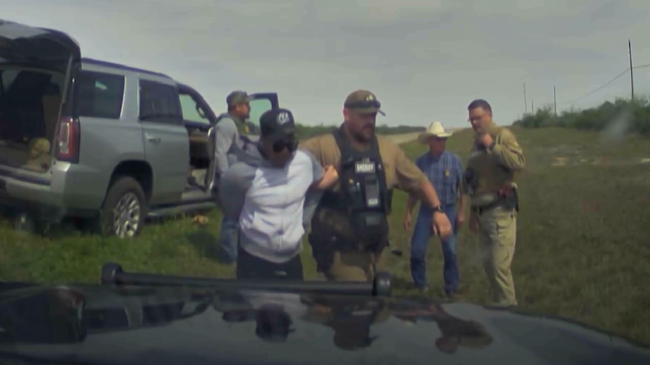 “خائن ومجرم”.. شاهد ما فعله جندي من الحرس الوطني على الحدود بين الولايات المتحدة والمكسيك