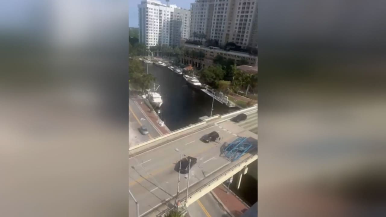 حادث مميت.. فيديو لسقوط رافعة عملاقة فوق سيارة على جسر في فلوريدا