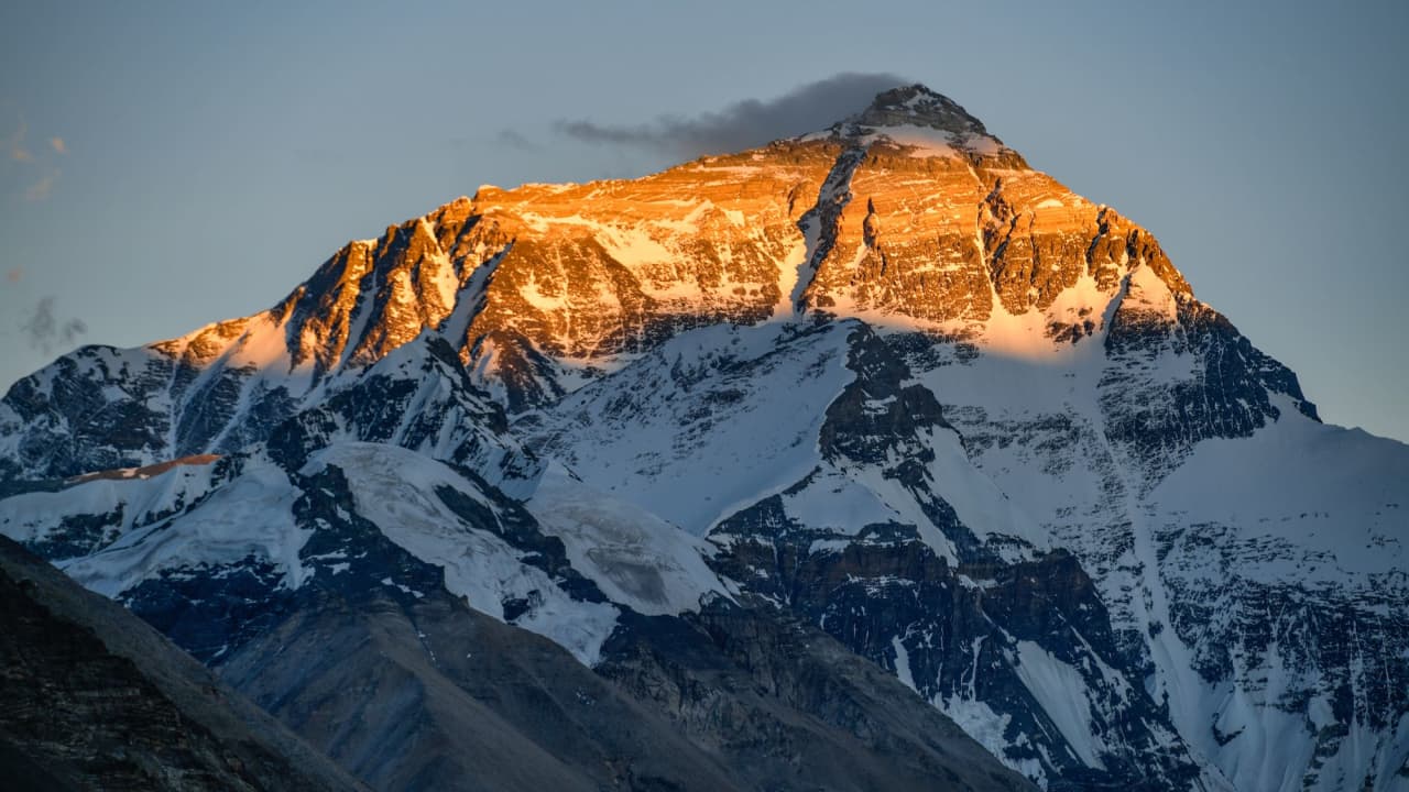 الصين تسمح للأجانب بالوصول إلى جبل إيفرست عبر التبت لأول مرة منذ الجائحة