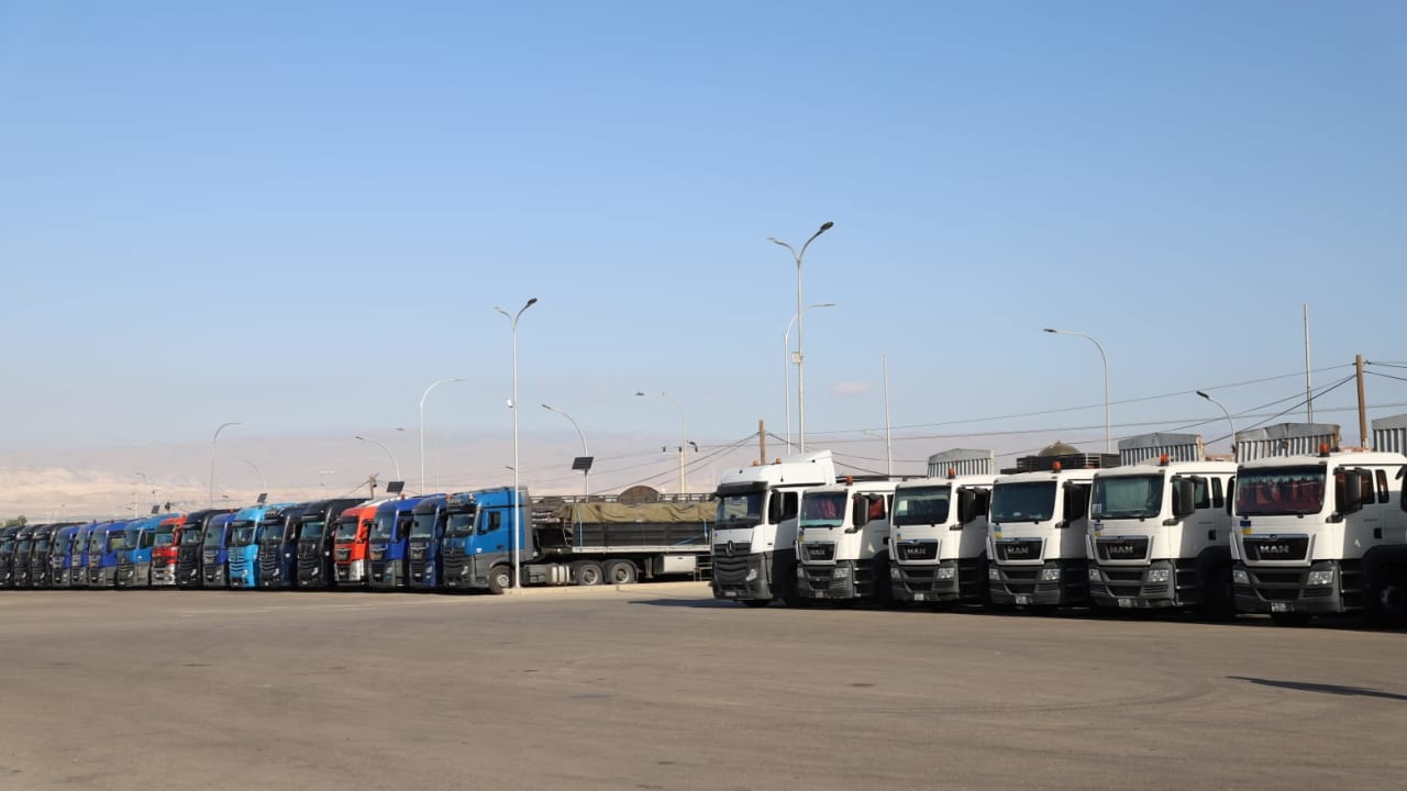 "تضم ١٠٥ شاحنات".. الأردن يعلن تسيير أكبر قافلة مساعدات برية إلى غزة 