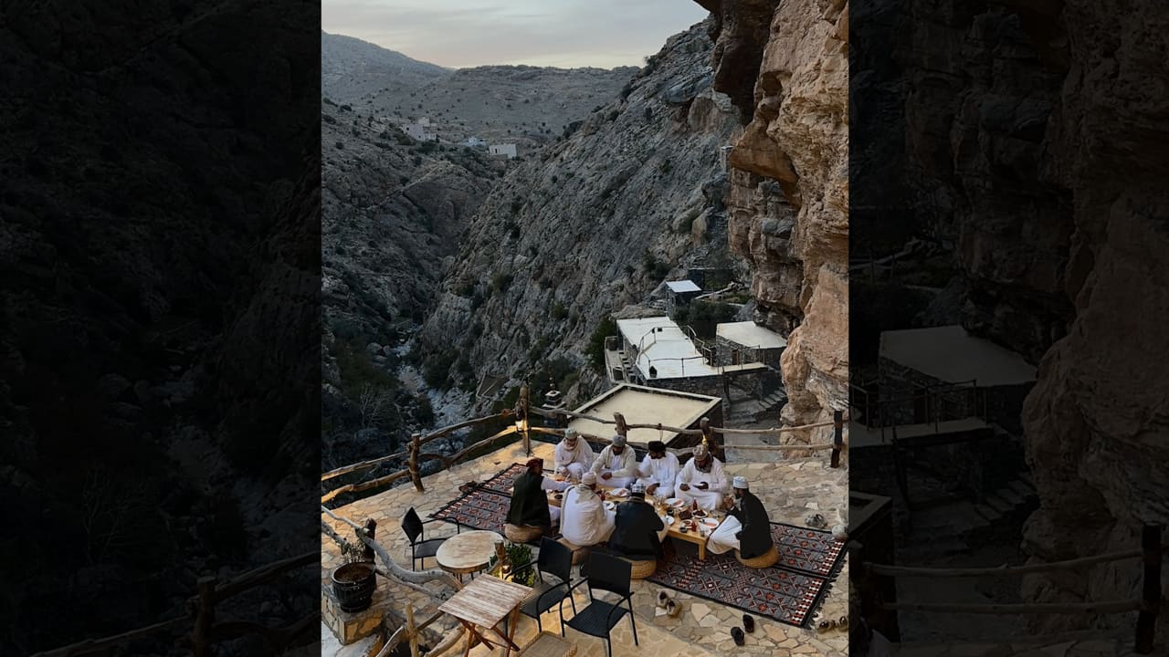 في الجبل الأخضر.. مصور يوثق تجربة إفطار في قرية منعزلة يتجاوز عمرها 450 عام