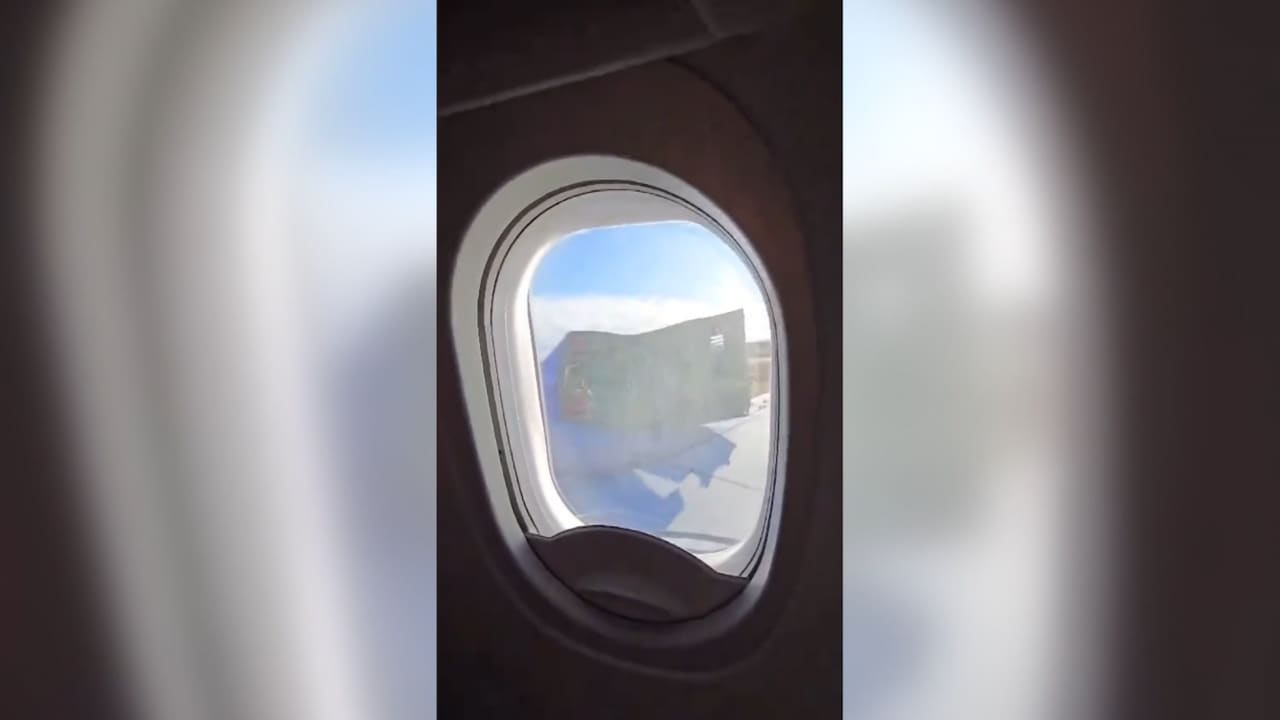 فيديو يُظهر سقوط غطاء محرك من طائرة ركاب أمريكية في الجو.. شاهد ما حدث