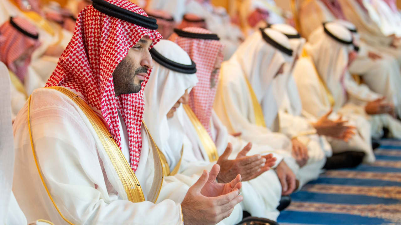السعودية.. فيديو محمد بن سلمان يؤدي صلاة عيد الفطر في الحرم والملك سلمان بقصر السلام