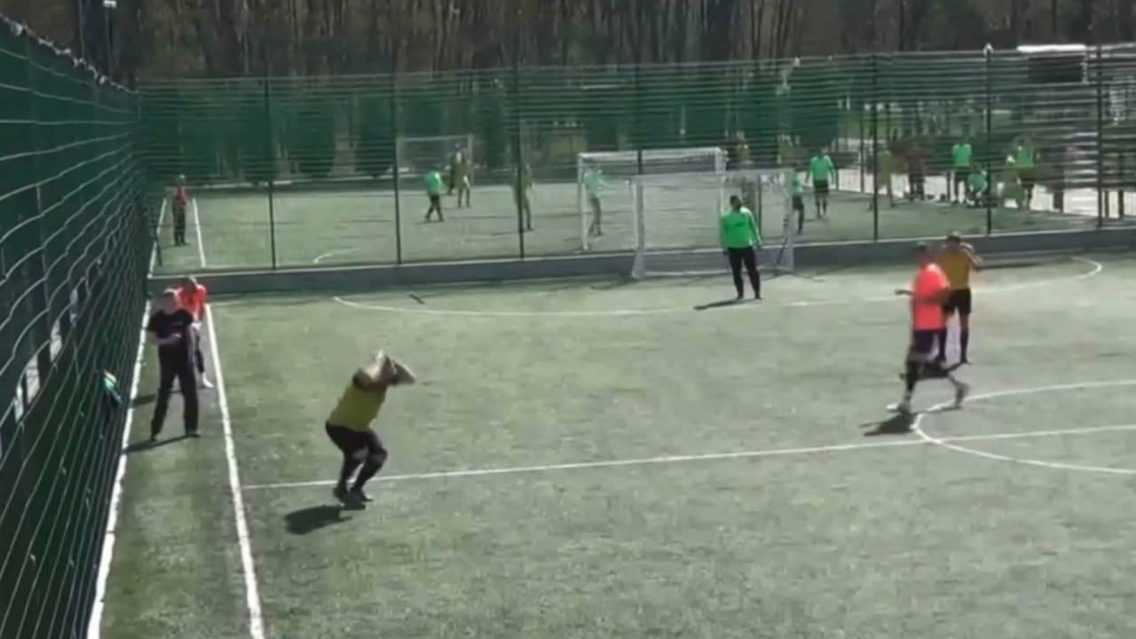 استهداف وشيك.. فيديو يُظهر لحظة سقوط صواريخ أثناء تدريب فريق كرة قدم في أوكرانيا
