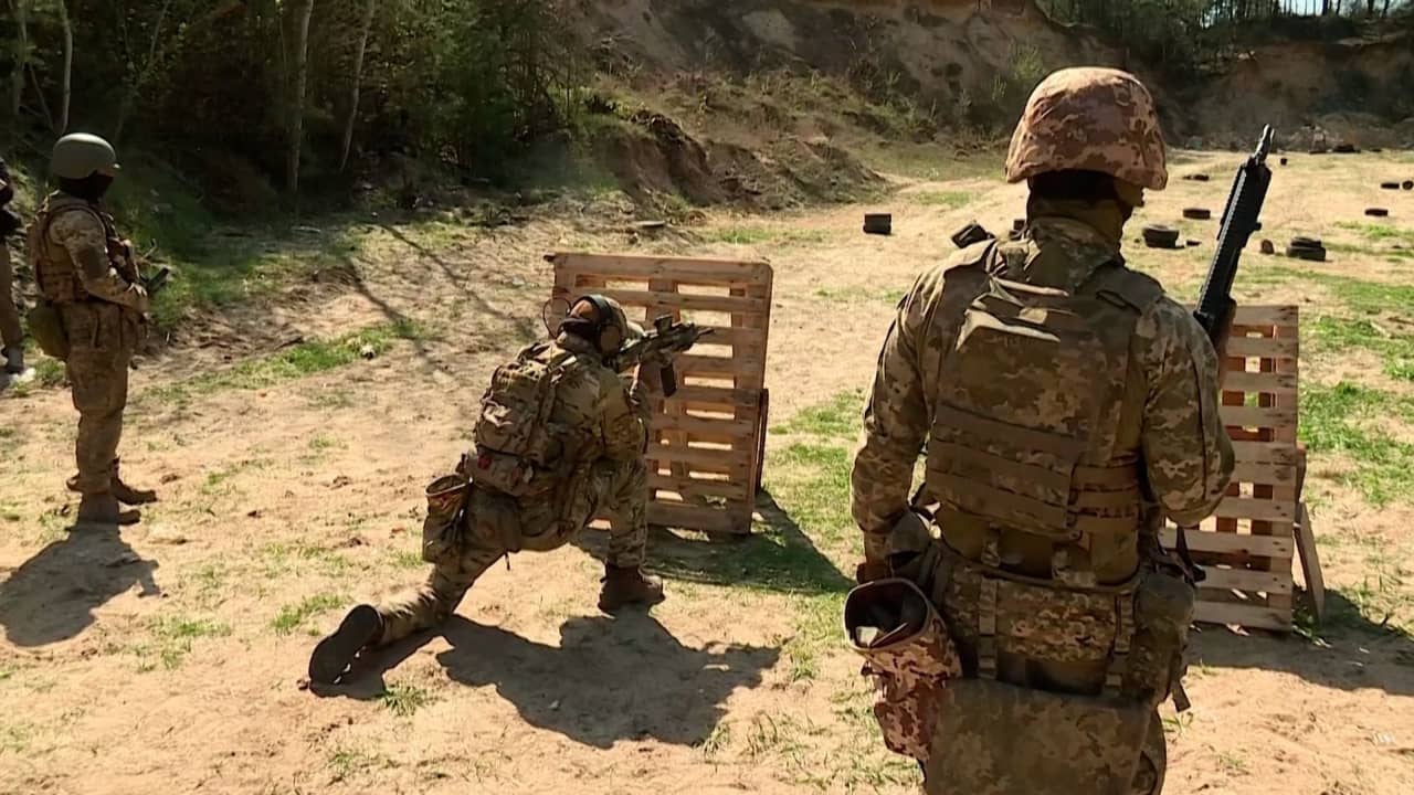 فيديو يظهر جنودا روس يقاتلون من أجل أوكرانيا.. شاهد السبب