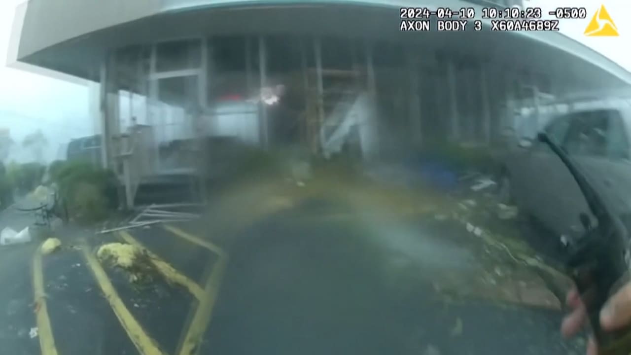 دمر كل شيء بطريقه.. كاميرا تظهر ما حدث عندما ضرب إعصار مدينة أمريكية