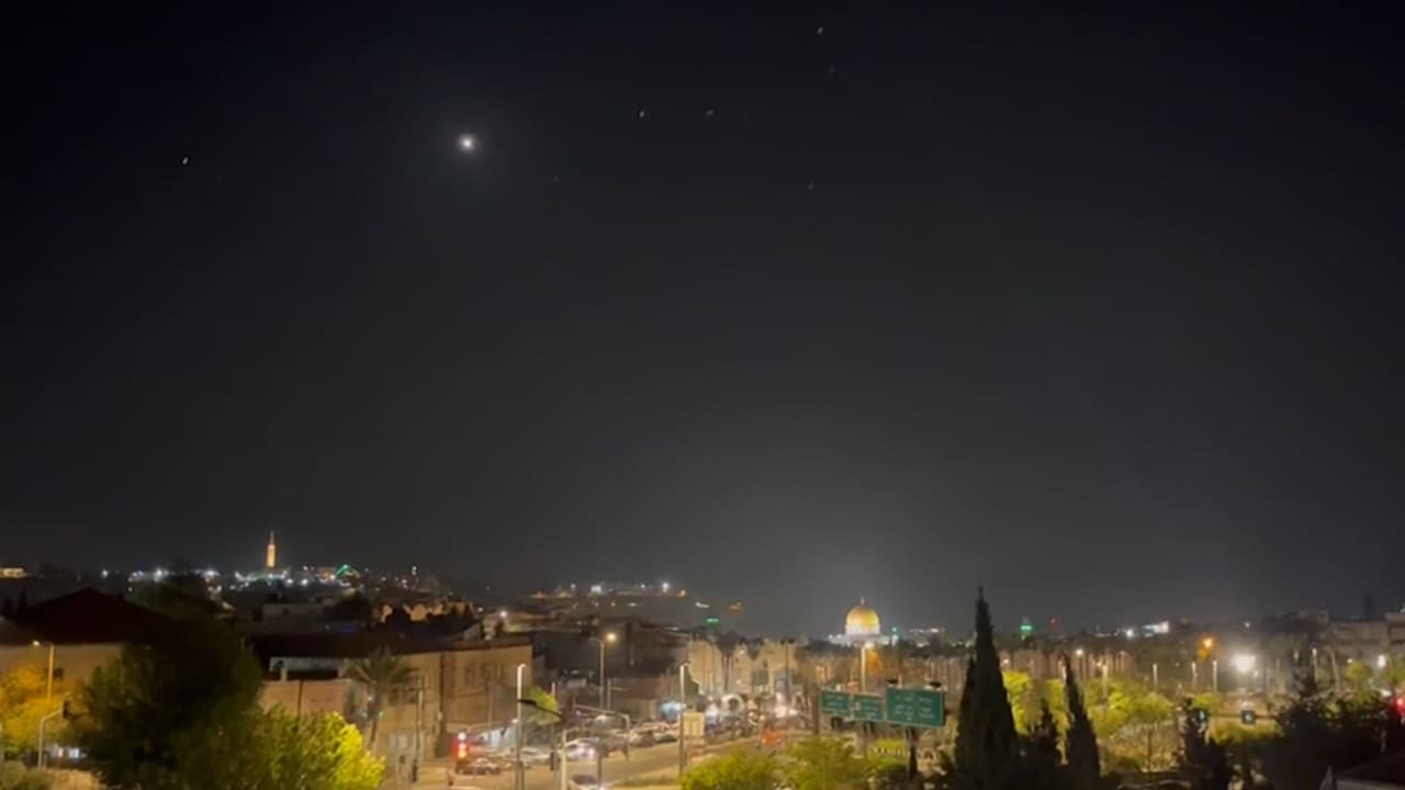 إيران تشن هجومًا واسعًا على إسرائيل.. شاهد كيف بدت السماء لحظة اعتراض صواريخ ومسيّرات