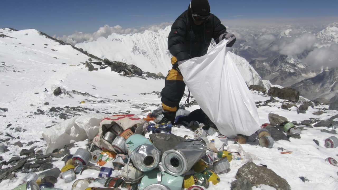جبل إيفرست: خطط لإزالة القمامة والجثث من أعلى جبل في العالم