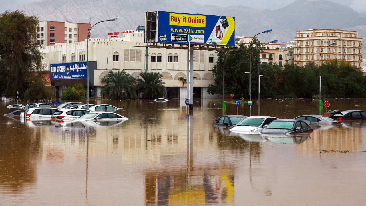 سلطنة عُمان تعلن وفاة 12 شخصا والبحث عن 5 بسبب الأمطار الغزيرة 