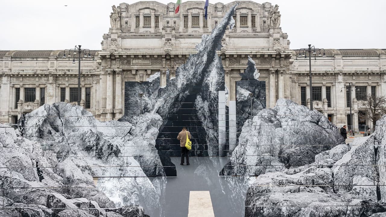 حقيقة أم خدعة بصرية؟ فنان "يحفر" نفقا عبر محطة السكك الحديدية المركزية في ميلانو
