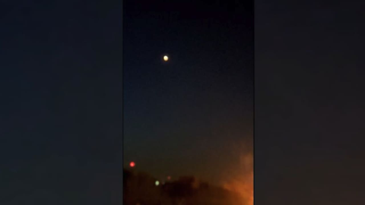 فيديو يُظهر ومضات في سماء أصفهان بالقرب من الموقع الذي ضربت فيه إسرائيل