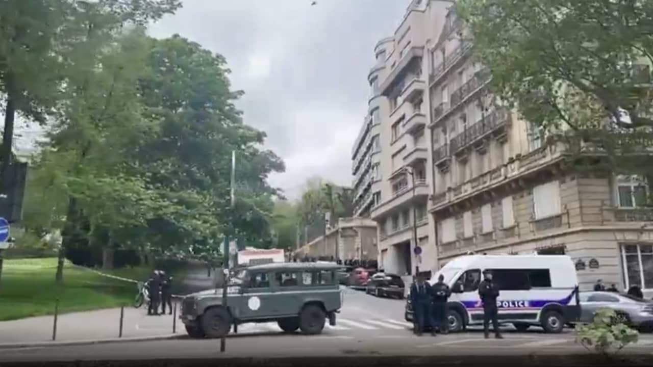 شاهد اللحظات الأولى بعد دخول رجل يحمل قنبلة الى قنصلية إيران في باريس