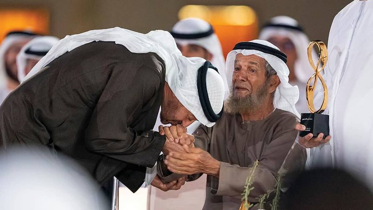 رئيس الإمارات فاجأه و"حب يده".. رد فعل مسن على محمد بن زايد يثير تفاعلا