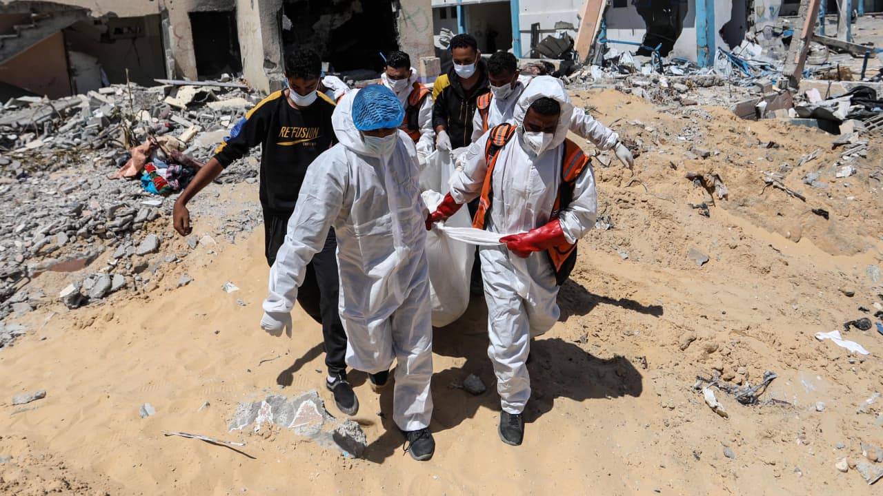الدفاع المدني في غزة: العثور على أكثر من 300 جثة في مقبرة جماعية بمستشفى في خان يونس